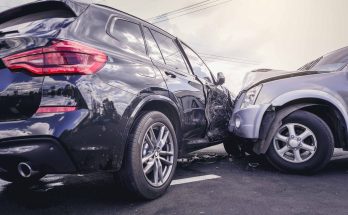 Uszkodzone samochody po wypadku